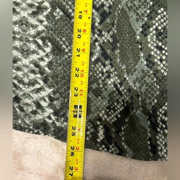 H&M Green Snakeskin Print Long Sleeve Button-Up Blouse - Picture 7 of 9